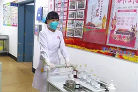 防控疫情 对话一线｜“白衣”的职责与担当：她因高强度工作体力不支 晕倒在疫情岗位上图片