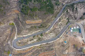 航拍济南金刚纂村的盘山公路，蜿蜒起伏宛如一条巨龙图片