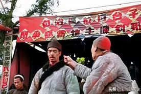 一组1951年真实斗地主场景的老照片，图九分到土地的贫农笑容满面图片