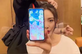 杨幂晒真机，realme GT跑分与正面照曝光图片