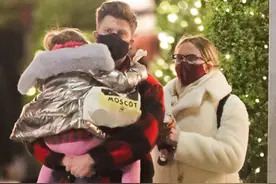 斯嘉丽·约翰逊一家三口罕见同框，寡姐变臃肿，6岁女儿被继父宠爱图片