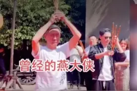 53岁“元芳”张子健罕露面，脚受伤靠轮椅代步，头发花白身形消瘦图片
