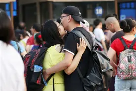夫妻异地分居，女人想老公了怎么办呢？三个已婚女人的解决方式图片