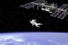 如果宇航员从空间站太空向地球跳下来，结果会怎样图片