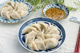 老妈拿手的芹菜饺子，不用腌渍不用焯水，鲜嫩多汁清香扑鼻图片