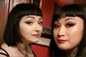 英国男子结婚后，在妻子的鼓励下做变性手术，夫妻变成姐妹花图片