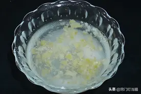 洗床单时，在洗衣机里倒一碗“水”，再脏的床单也能洗得干净如新图片
