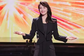 刘涛再次美上央视，穿西装配不规则半裙出镜，美成优雅贵妇图片