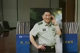 董大维沉迷假少将身份，入戏太深，行骗多年终被捕，下场如何？图片