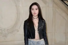 也就刘亦菲敢这样穿！牛仔裤外套网纱裙初次见，别说，还挺好看图片