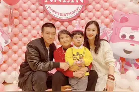 杨子为87岁母亲庆生，晒祖孙三代合影，老人气质优雅精神矍铄图片