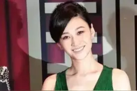 李小冉这次终于放开了，一袭墨绿色深V连衣裙亮相，秀出尤物身材图片