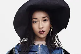 吉克隽逸现身机场，手捧毛绒兔子和红玫瑰，小姐姐的口罩也是亮了图片