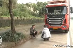 夫妻夜宿车上，醒来后两口子懵了…妻子崩溃大哭【杭州交通918资讯】图片