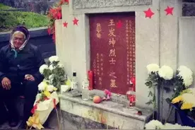 烈士牺牲28年，妻子贷款去墓地看他，痛哭流涕：我带儿子来看你了图片