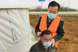 他曾是全军英模两次荣立一等功，现在默默无闻做好事已成习惯图片