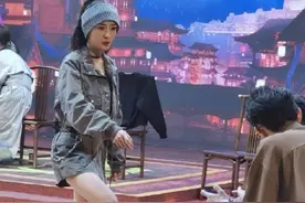 杨幂与张翰录制节目，戴宽发带穿连体裤太帅气，大秀美腿真养眼图片