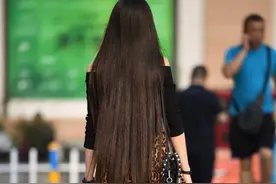 你可能只是这个世界上的一个人，但对某个人来说，你是他的全世界图片