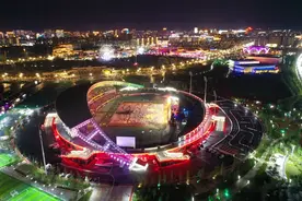 大梅河群星荟萃，演唱会盛况空前，观众冒雨观看热情不减图片