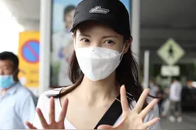 金晨穿热裤亮相机场，秀细腰美腿笑眼弯弯图片