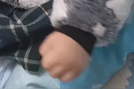 昆明一小区电梯监控拍下“高质量”成年男性，这波操作你给几分？图片
