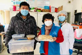 家属送来“龇牙咧嘴”肉包子，社区工作人员连连喊“香”图片