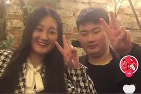 陈亚男疑开多个小号，发夫妻昔日视频被指求和，小伟近况越发开朗图片