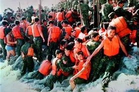 百年瞬间｜1998年抗洪救灾图片