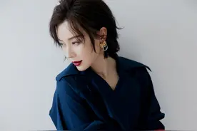 43岁陈数的多重风格穿搭运用，大胆秀“A字裙”，岁月从不败美人图片