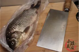 原来刮鱼鳞只用一个“塑料袋”，鱼鳞不乱飞溅，刮得又干净又快图片