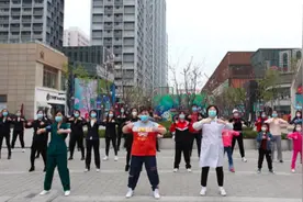 “抗疫英雄姐妹花”回沈阳跳起了欢乐舞蹈图片
