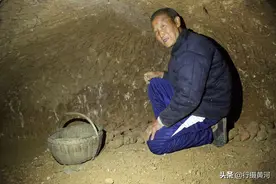 8旬大爷60年前在地下建土冰箱，冰箱不用电不花钱至今仍在使用图片