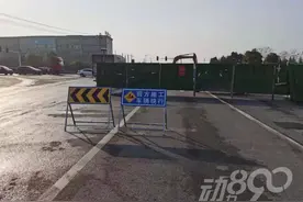 突发！襄阳一货车突陷深坑图片