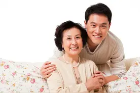 55岁大妈嫁给38岁小伙，她坦言：他图我财产很正常，我心甘情愿图片
