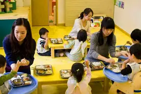幼儿园班主任透露：三种孩子更受老师的“偏爱”，家长可别不理解图片