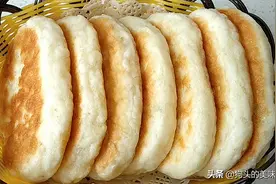 发面饼怎么做最简单？一碗面粉一碗水，用筷子一搅，蓬松又暄软图片