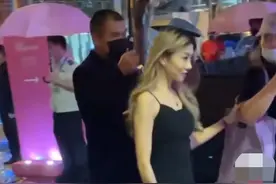 郑恺前女友程晓玥近照曝光，穿紧身裙身材火辣，被评价不如苗苗图片