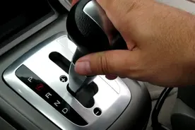 停车必须先挂N挡，再拉手刹，然后熄火挂P挡？修理工：多此一举图片
