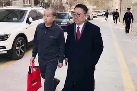 厕所陈尸案被告人李建功无罪，感叹入狱前手机还是按键的图片