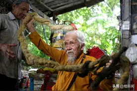 担心剪发人会死，越南老人80年来5米长发一丝未剪图片