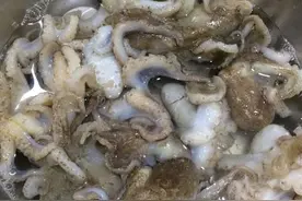 第一次去男友家，准婆婆拉着我一起包饺子，看到饺子馅，我愣住了图片