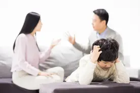 小时候就爱啃指甲的孩子，长大后通常是这3种性格，真让人很心疼图片