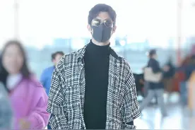 李治廷机场“走秀”，一身黑白搭架势十足，酷帅有型图片
