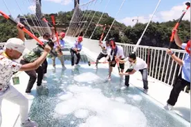 中国的玻璃栈道到底有多结实？看完这个视频总算知道了视频封面