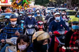 全球“抗疫模范”沦陷！火葬场排长龙，万人连夜逃离，3.5万军队开进城市！图片