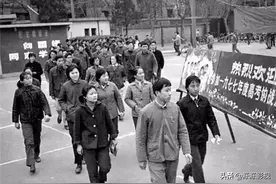 1977年高考试卷“曝光”，看到题目后，网友感叹：我也能上北大图片