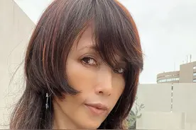 51岁工藤静香在豪宅中晒新发型！戴黄金项链好贵气，脸颊凹陷太瘦图片