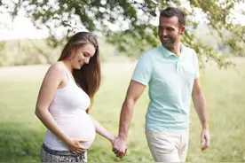 “最轻松产妇”，散步顺便把孩子给生了，丈夫站一旁看傻眼图片