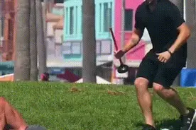 搞笑GIF：“狗子：惊不惊喜意不意外。”图片