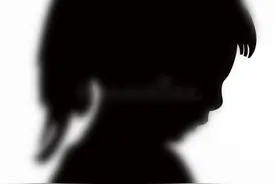 15岁女生疑遭父亲51岁同学猥亵，警方称只承认摸不承认亲嘴，涉事男子辩称前后四五分钟连头发丝都没碰过图片